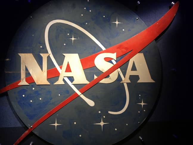 肯尼迪航天中心访客综合大楼的旧NASA徽标。信用：PA