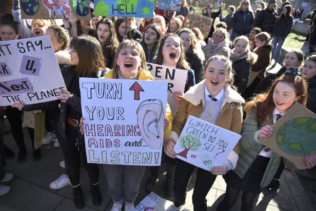 来自世界各地学校的学生都聚集在一起，参与了气候变化的“青年罢工”。信用：PA“width=