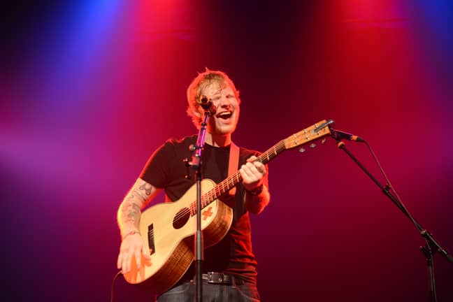 埃德·希兰（Ed Sheeran）在2014年在德国科隆举行的音乐会上在舞台上演出。