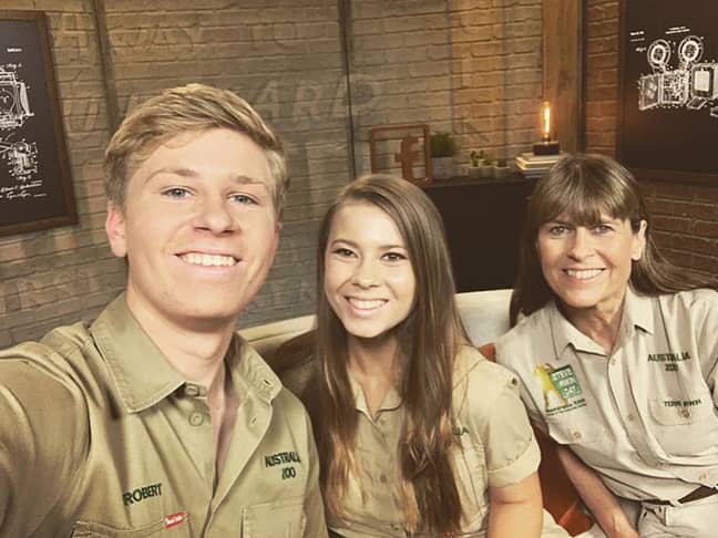 罗伯特和姐姐宾迪和妈妈特里。学分：Instagram/Robert Irwin