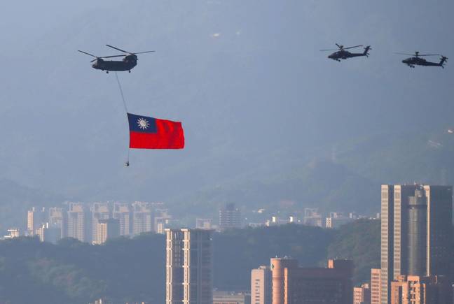 一架载有台湾国旗的军用直升机在第十一次国庆日庆祝活动之前进行了一场飞越排练。图片来源：丹尼尔·坎格·耶/祖马新闻电线“width=