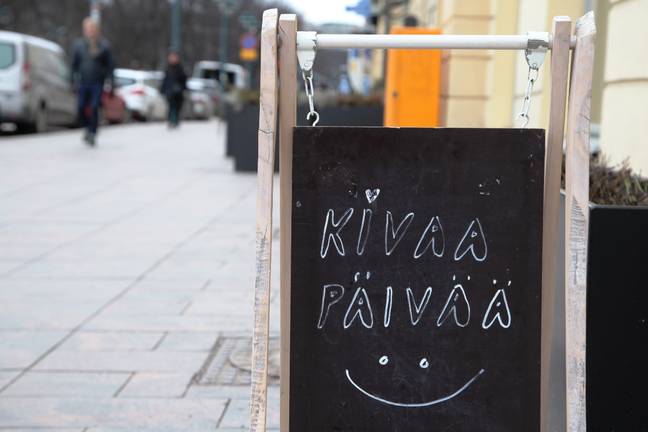 赫尔辛基一家餐馆前面的一个标志告诉路人 - “祝你有愉快的一天”。信用：PA“width=