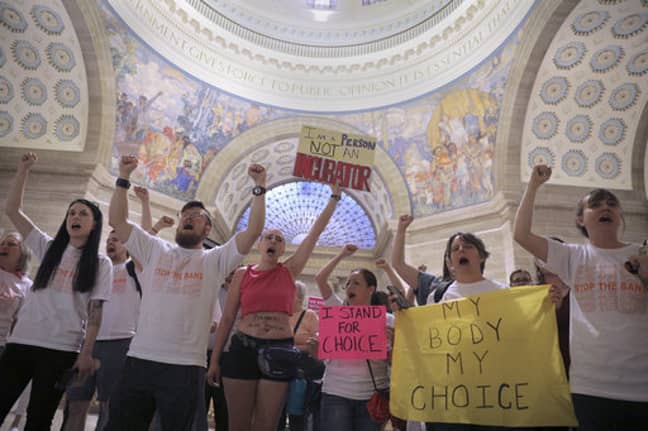 堕胎权利者在立法者批准反对堕胎立法后做出反应。信用：PA