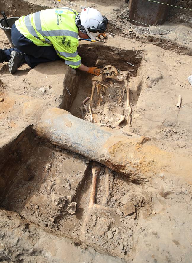 考古学家在爱丁堡的网站上找到了10个尸体。信用：PA