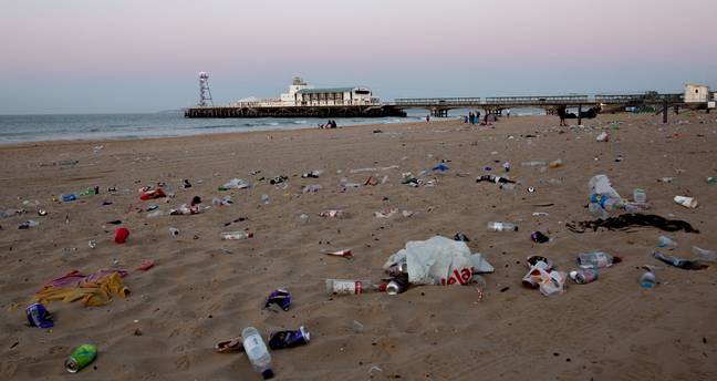 垃圾留在海滩上。信用：Twitter / @ bcpcouncil