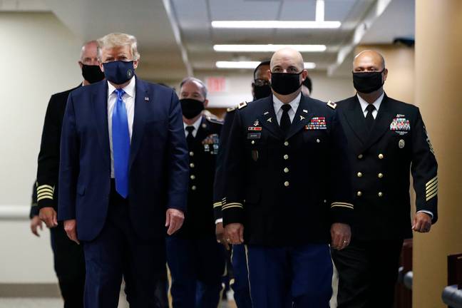 唐纳德·特朗普（Donald Trump）终于在公共场合戴着口罩。信用：PA
