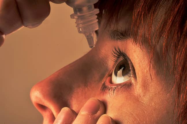 使用药物滴眼液可以帮助治疗水样和瘙痒的窥视器。贷方：PA