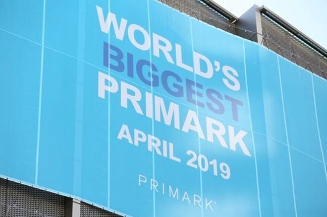 世界上最大的Primark在伯明翰开放。信用：PA“width=