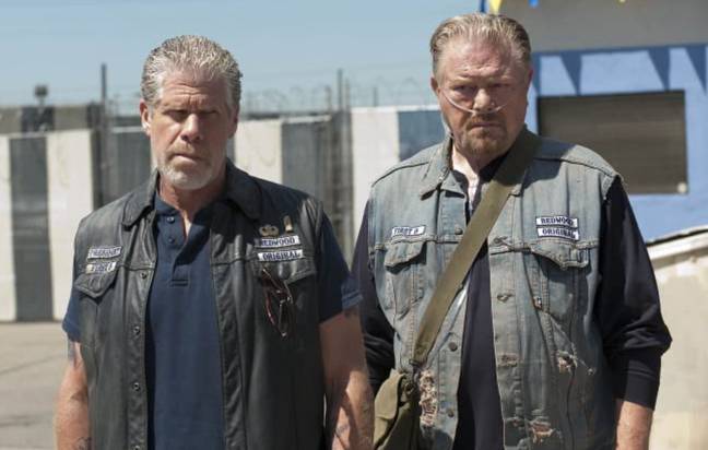 （L-R）罗恩·珀尔曼（Ron Perlman）和威廉·勒克（William Lucking）在无政府状态的儿子中。信用：FX网络