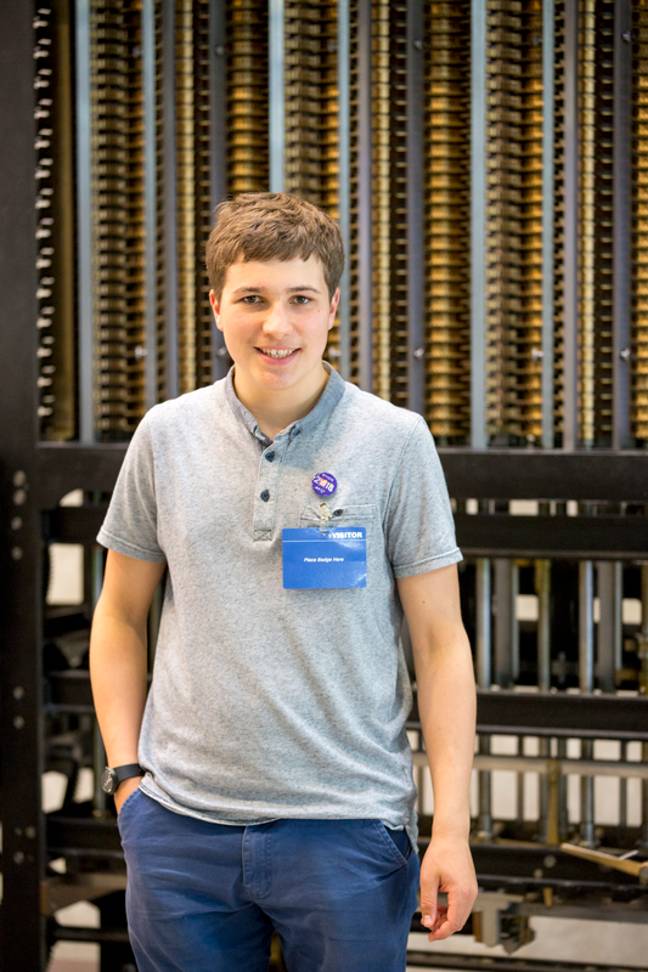 18岁的Fionn Ferreira获得了塑料污染项目的一等奖。信誉：谷歌科学博览会