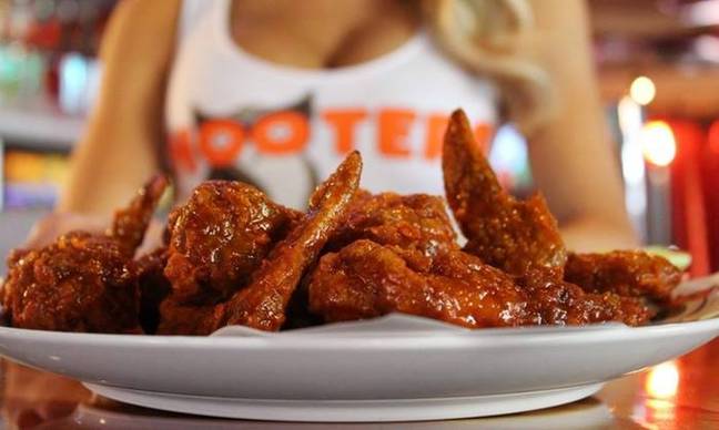 好吧，谁不想要免费的鸡翅？图片来源：hooters