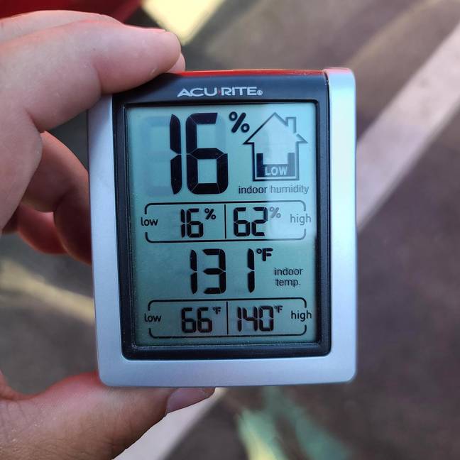 汽车中的温度达到130°F（55℃）。信誉：河畔县警长部