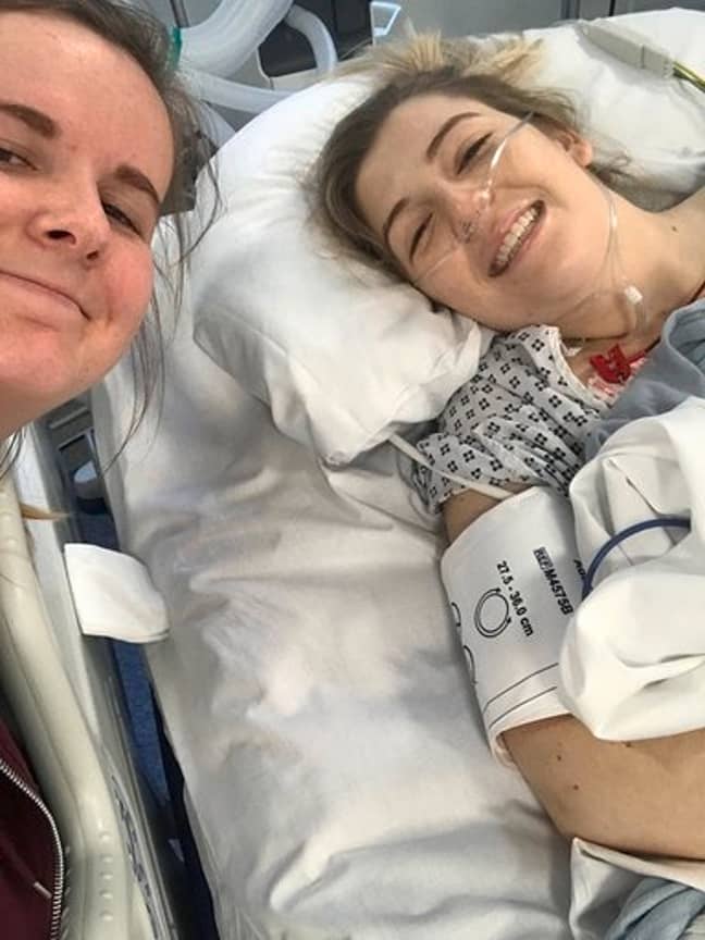 Natalie和她最好的朋友Evie Chalwell在医院。图片来源:肯尼迪新闻媒体必威杯足球