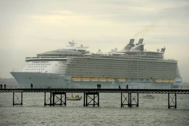 皇家加勒比海拥有的世界上最大的邮轮《海洋绿洲女士》于2014年上升到南安普敦的水。
