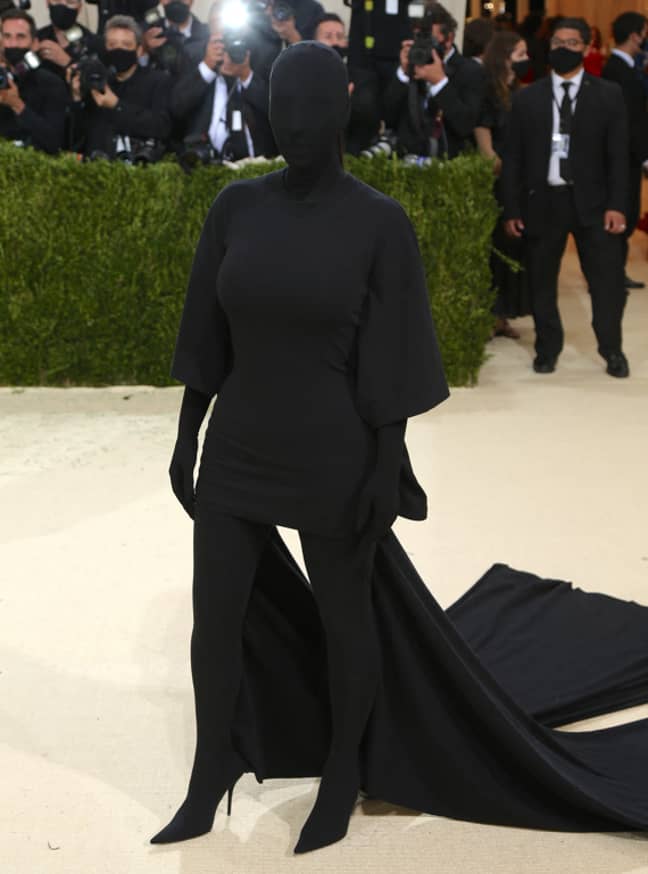 金·卡戴珊（Kim Kardashian）展示了令人大开眼界的全黑巴西亚加（Balenciaga）服装。学分：PA“width=