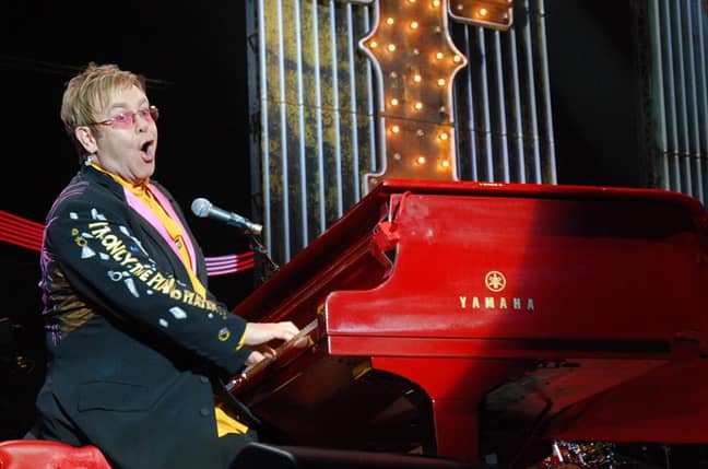 埃尔顿·约翰（Elton John）在O2竞技场表演了他的红色钢琴巡回赛。信用：PA