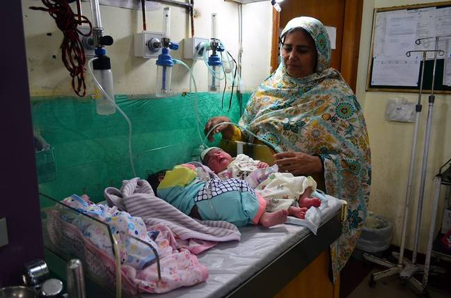 新出生的婴儿在一家医院在拉合尔，巴基斯坦。信用：PA