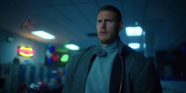 汤姆·霍珀（Tom Hopper）饰演伞学院的路德（Luther）。信用：Netflix