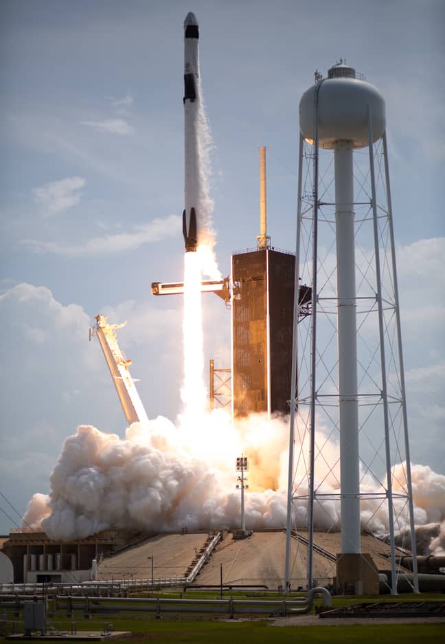 SpaceX航天飞机在第二次尝试中成功发射。信贷:爸爸
