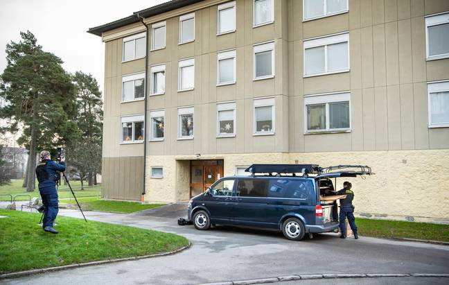 警方在公寓的场景，女人被怀疑锁定她的儿子，在斯德哥尔摩南部的Haninge。信用：PA