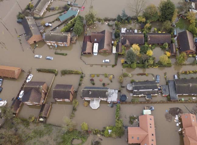 房屋和道路被淹没了，但鲍里斯·约翰逊总理说这不是“国家紧急情况”。学分：SWNS