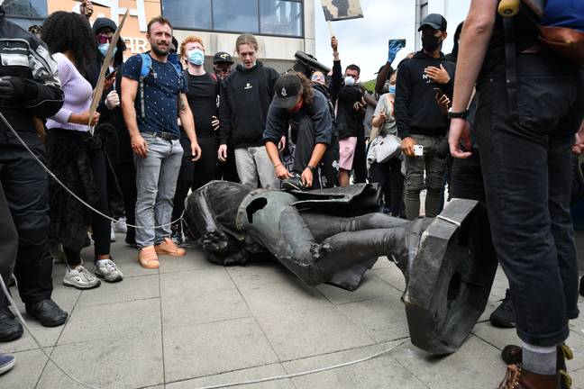 抗议者将雕像撕成朝17世纪的奴隶贸易商爱德华·科尔斯顿（Edward Colston）撕下。信用：PA