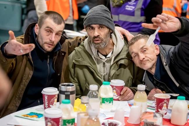 在活动中，有200名无家可归的人为三道菜提供了三道菜的饭菜。信用：伯明翰邮报