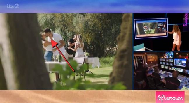 在《爱之岛：余晖》中播放的韦斯和梅根亲吻乔治亚和杰克的镜头。图片来源：ITV2/爱之岛：afterun