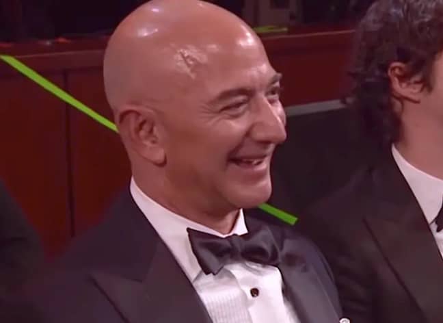 贝佐斯（Bezos）和洛克（Rock）的笑话一起笑了。信用：ABC