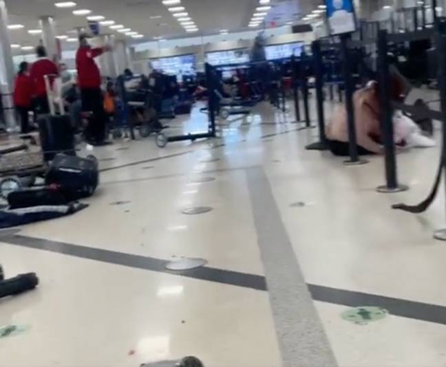 枪支安全起来后，亚特兰大机场陷入混乱。信用：Twitter