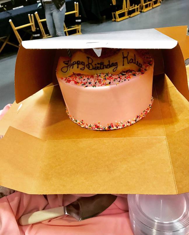 凯莉（Kaley）的同事们为她的生日计划了一个惊喜蛋糕。学分：Instagram/Jim Parsons