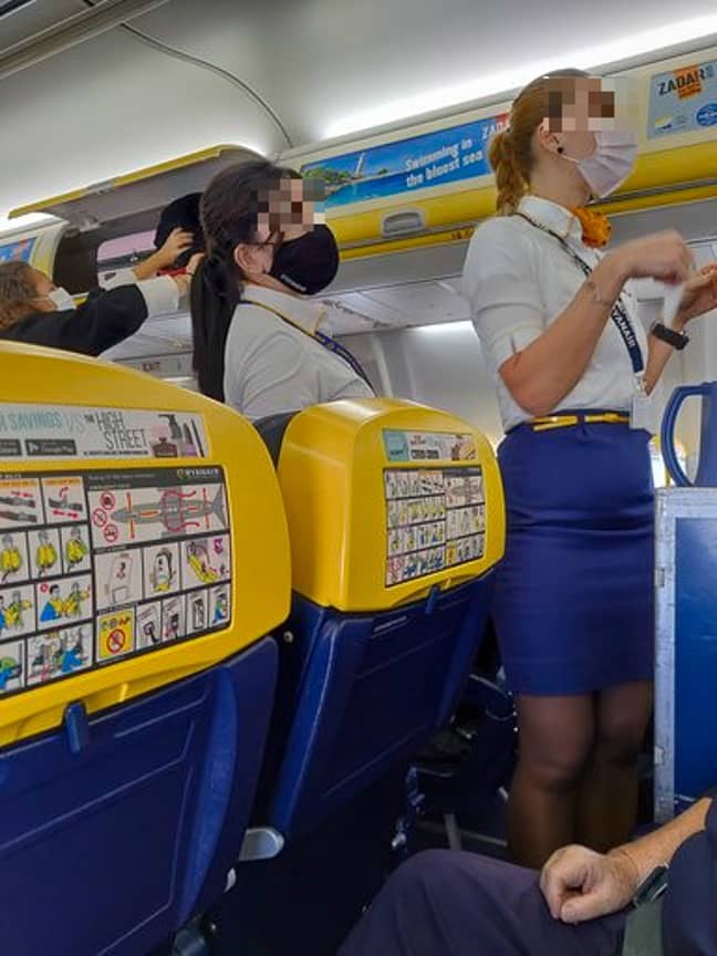 Bluebell声称Ryanair的工作人员戴着可重复使用的口罩。图片来源：三角