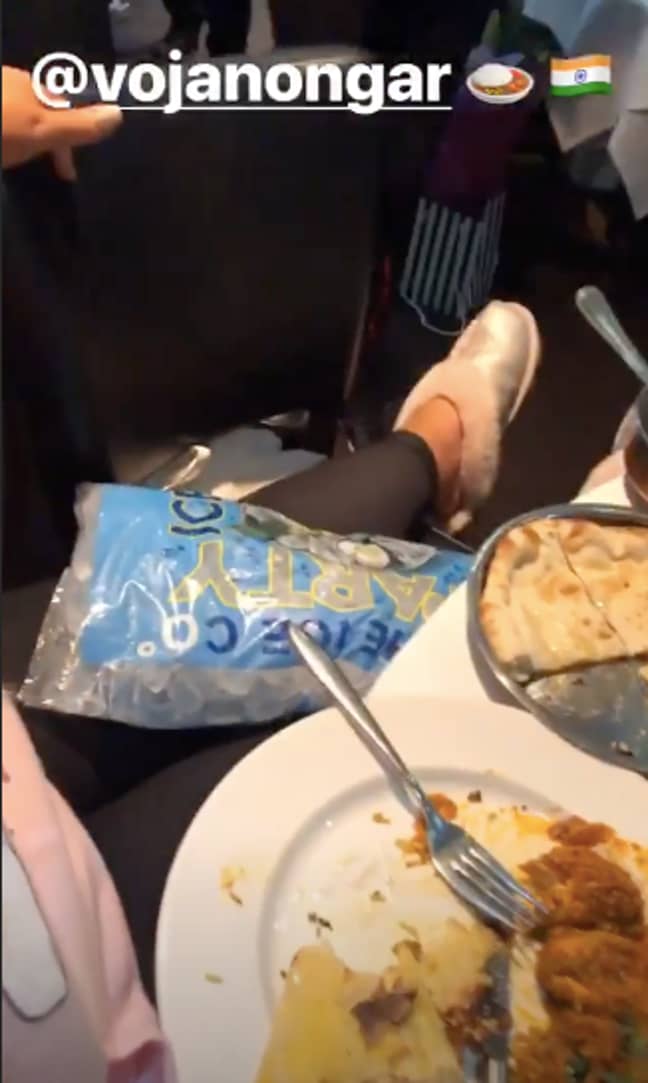 杰玛·柯林斯（Gemma Collins）用冰缓解了膝盖。学分：Instagram/James Argent