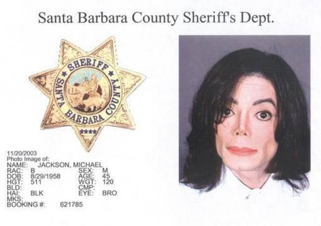迈克尔·杰克逊（Michael Jackson）于2003年11月20日因儿童骚扰指控而被预订。信用：PA