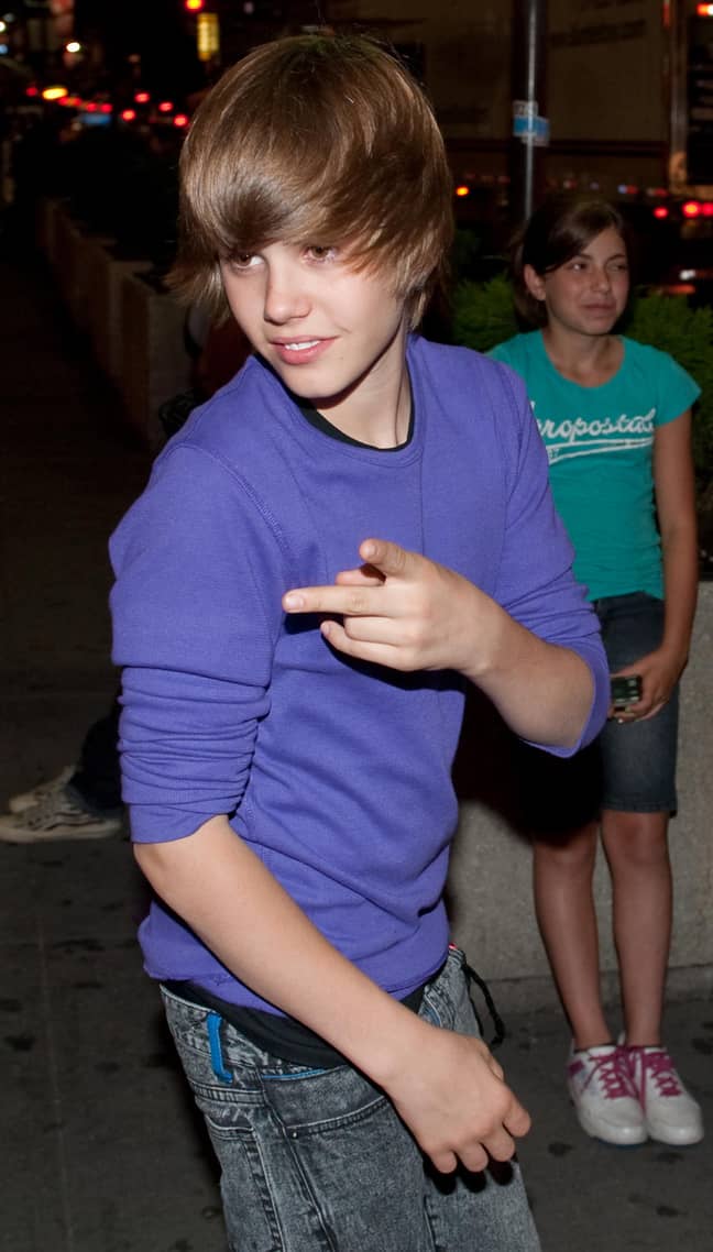 Bieber在漂白之前，纹身枪在2009年靠近他。信用：Shutterstock