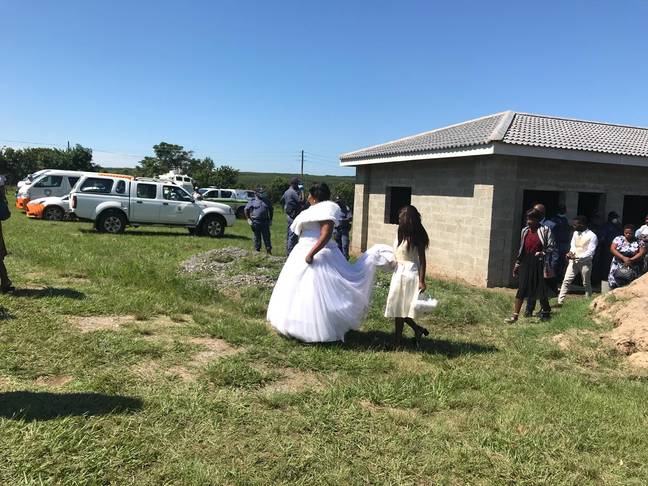 在仪式违反南非的严格锁定措施后，新娘和新郎被捕。信用：Twitter / Umhlathuze