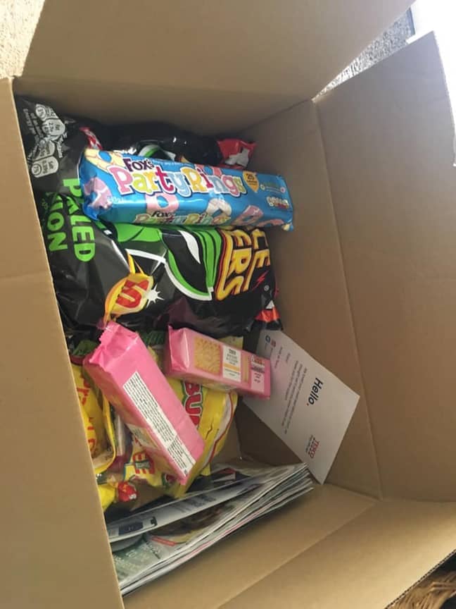 说谢谢你，他们给莉齐寄了一盒薯片，糖果和饼干。图片来源：leadbible