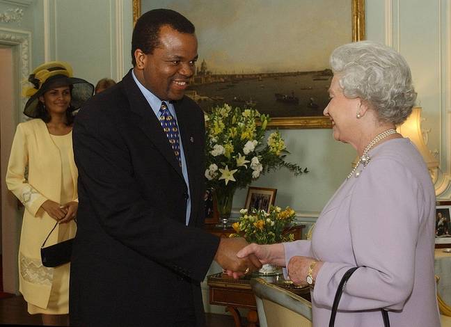 2003年，国王姆斯瓦蒂会见了英国女王。信贷:爸爸