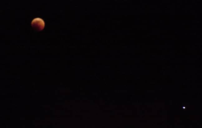 7月27日，星期五，内罗毕的右下角（白点）的血月与火星（白点）。信贷：PA