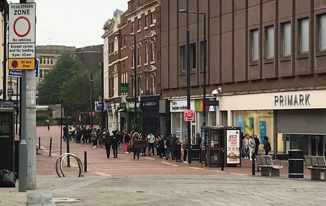 购物者在德比商店外的购物者队列，在全国各地呼应的场景中。信用：Twitter / Josh Buckley