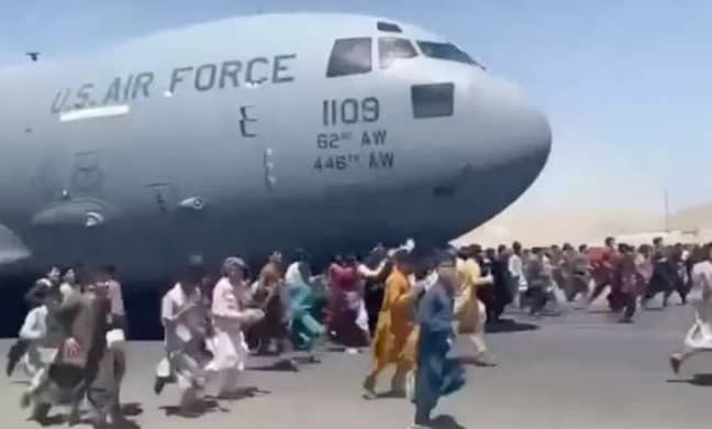 当它离开喀布尔时，数百人紧紧抓住飞机。信用：Twitter