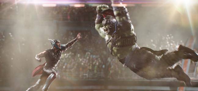 Bobby在拍摄Thor VS Hulk角斗士场景的同时抢夺了他的“骨头”，因为从索拉克：Ragnarok拍摄。信贷：迪士尼/奇迹