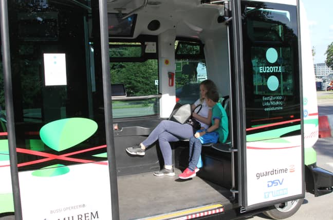 爱沙尼亚塔林的一辆公共汽车。信用：PA“loading=