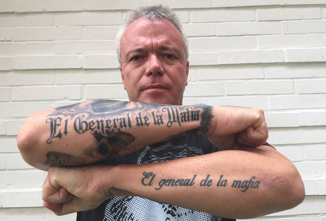 朝着他的纹身展示了他的纹身：'El General de la Mafia'翻译：一般的黑手党。信用：PA