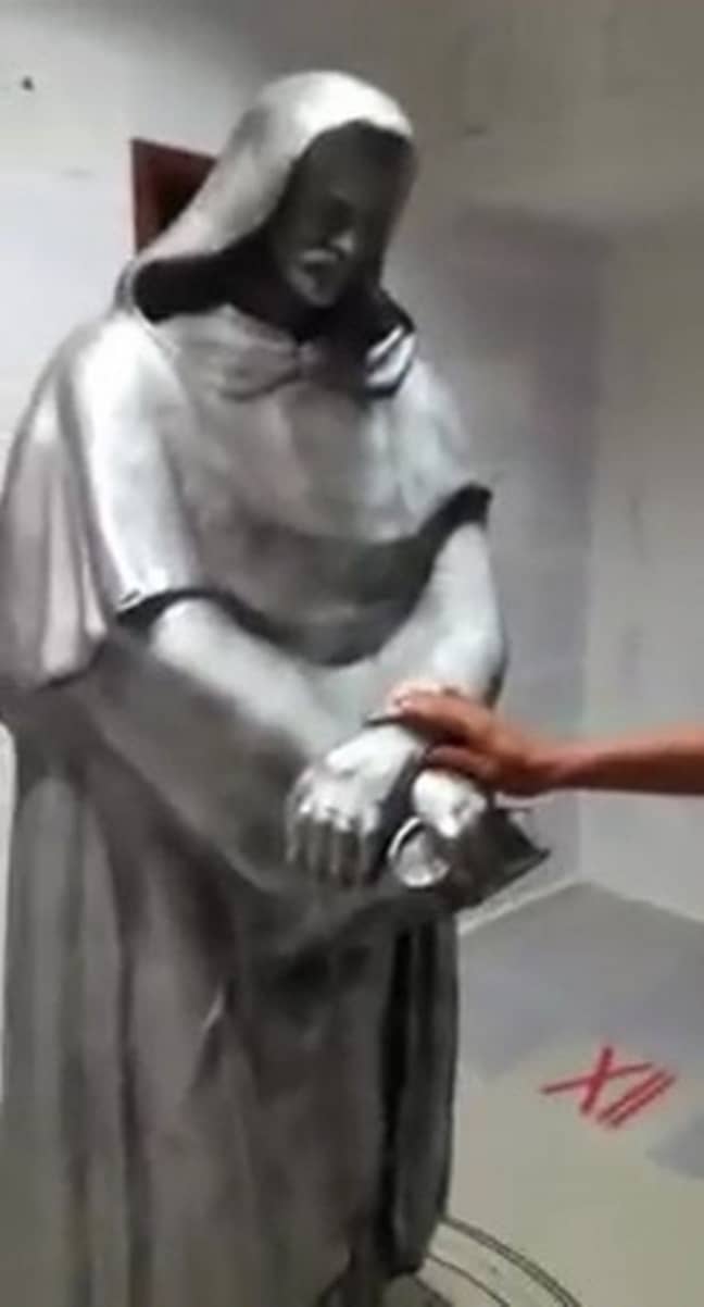 这尊价值2000英镑的雕像也在他的房间里被发现。资料来源:Guilherme Kaminski dos Santos/Youtube