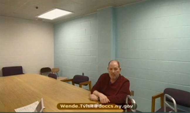 温斯坦从监狱通过视频连线出现在法庭上。信贷:爸爸