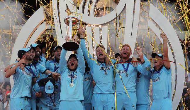 英格兰队长埃恩·摩根（Eoin Morgan）赢得了板球世界杯决赛后，举起了奖杯。信用：PA