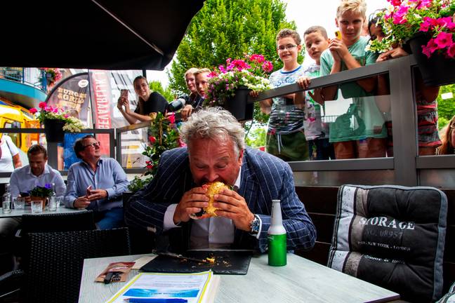 罗伯·威廉姆斯（Rober Willemse）咬了一口汉堡。学分：de daltons