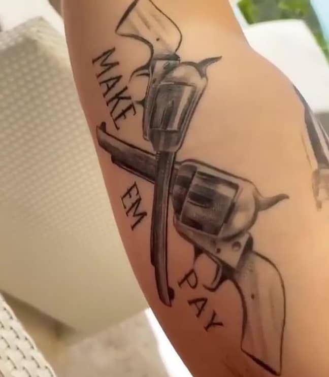 Bicep纹身与“让Em Pay”的单词“。信用：Instagram / Justinbieber