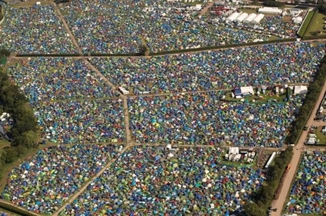 格拉斯顿伯里（Glastonbury）的鸟瞰图，使您了解节日的帐篷数量。信用：PA